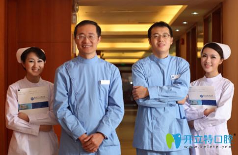 付冬院長與醫(yī)護(hù)人員在一起 付冬院長與醫(yī)護(hù)人員在一起